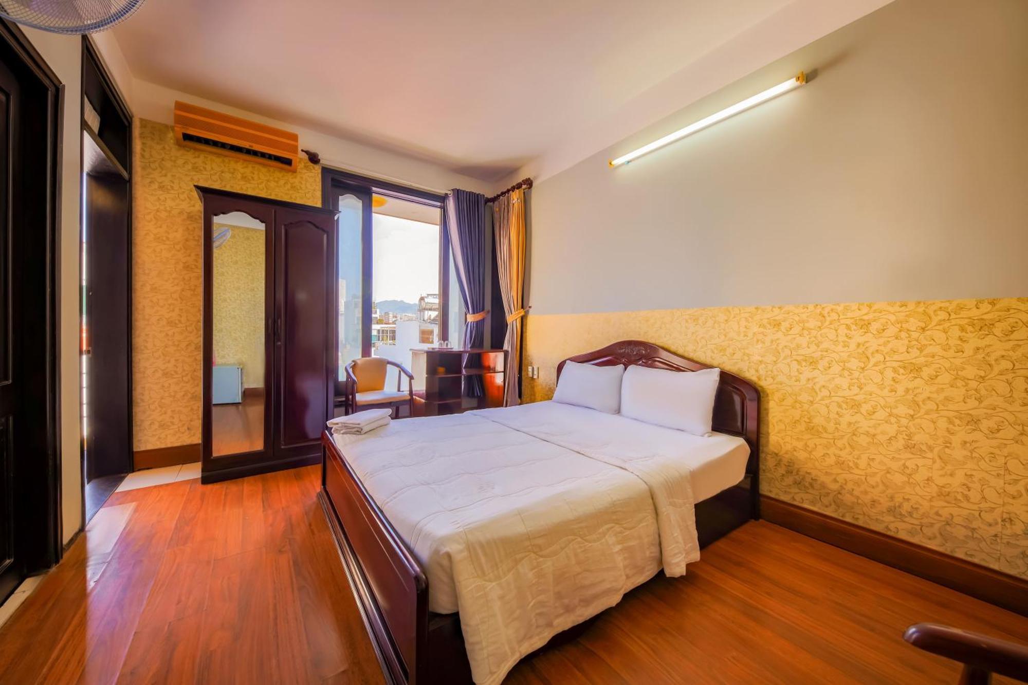 Ponys Hotel Nha Trang Exteriör bild
